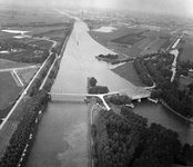 847550 Luchtfoto van de samenvoeging van het Lekkanaal (links) en het Amsterdam-Rijnkanaal bij Nieuwegein, uit het ...